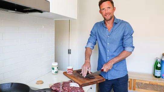Mike Scanlan, 41 ans, s'est tourné vers un régime purement carnivore il y a près de cinq ans.