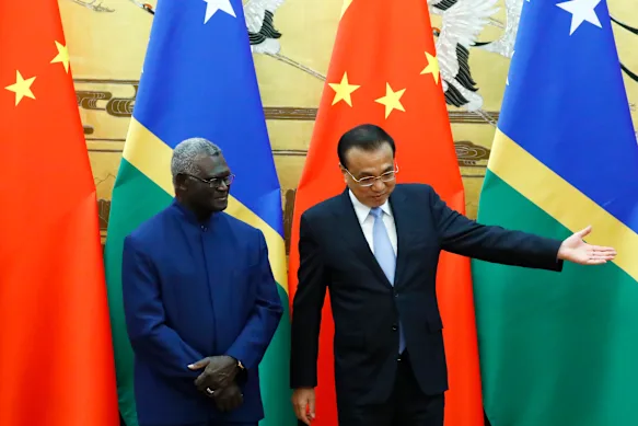 L'ancien Premier ministre des Îles Salomon, Manasseh Sogavare, à gauche, était considéré comme le dirigeant le plus pro-chinois de la région Pacifique. 