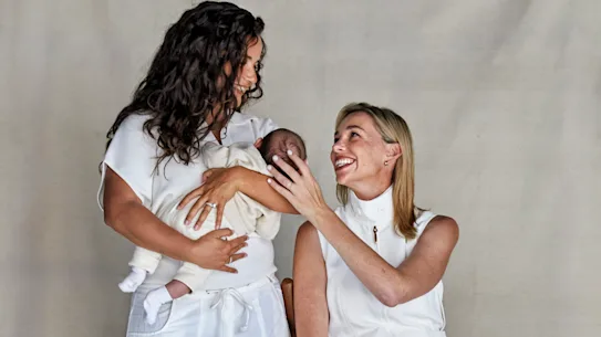 Ashleigh Raper (à droite) a donné naissance à bébé Mia pour sa meilleure amie, Lucy Koops.
