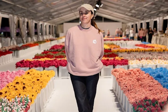 CJ Hendry au milieu des rangées de son installation au marché aux fleurs à Sydney.