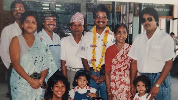 La famille Sinnya de Katmandou souhaite à mon père un bon voyage en Australie au début des années 90.