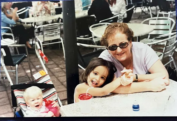 Moi, quatre ans (au milieu), avec ma mère et ma cousine.