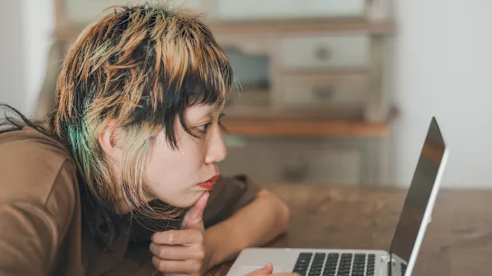 Les jeunes travailleurs se tournent de plus en plus contre l’intelligence artificielle.