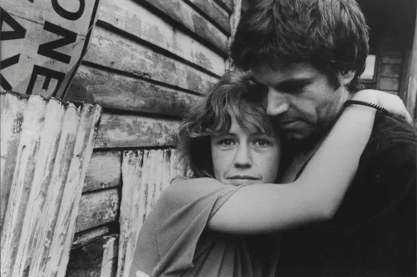 Noni Hazlehurst et Colin Friels dans l'adaptation cinématographique du roman Monkey Grip d'Helen Garner.