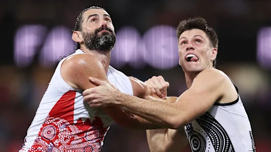 Grundy et Oscar Steene s'affrontent dans le ruck.
