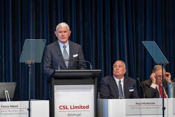 Brian McNamee, président de CSL (parlant) et Paul McKenzie, PDG, lors de la dernière AGA de l'entreprise. McKenzie serait parti dans quelques mois.