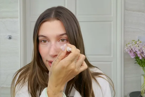 Hailey Bieber a ouvert la voie à la tendance des fausses taches de rousseur. 