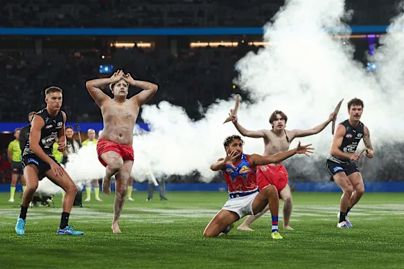 Jack Ison et Zac Williams des Blues et Arthur Jones des Bulldogs ont pris part à la cérémonie d'avant-match.