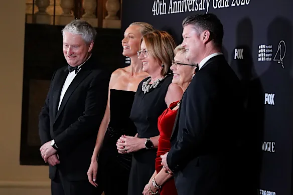 Sarah Murdoch, au centre à gauche, la première ministre Jacinta Allan, la directrice du Murdoch Children's Research Institute, la professeure Kathryn North, et le vice-premier ministre Ben Carroll posent pour une photo.
