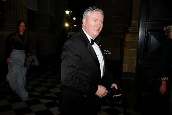 L'ancien président de Collingwood, Eddie McGuire, salue les journalistes alors qu'il se rend au gala.