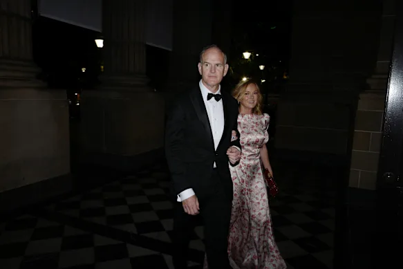 Michael Miller, chef de l'Australian News Corp, arrive avec sa femme Tonya.