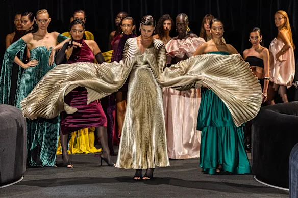 Taylor Hill (au centre) en répétition pour le défilé L'Idee Woman à la Fashion Week australienne, avec Gemma Ward (à l'extrême gauche) en vert, Jessica Gomes en rouge et Shanina Shaik en vert (à droite).