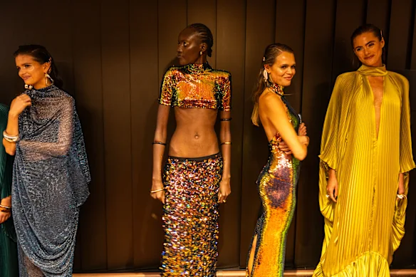 Des mannequins en coulisses, dont Taylor Hill (à l'extrême droite) et Billie Jean (deuxième en partant de la droite), pour le défilé L'Idée Woman.
