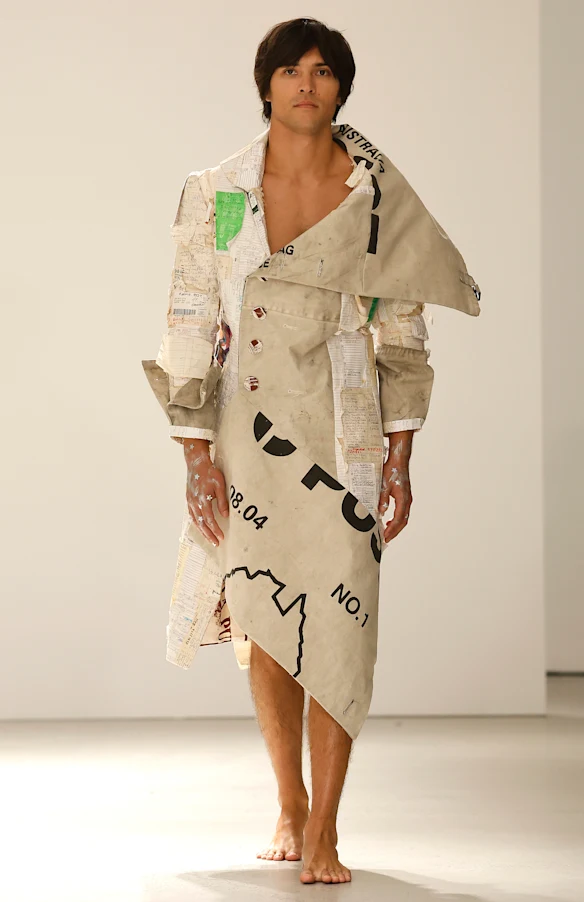 L'artiste Remy Faint sur le podium du défilé Iordanes Spyridon Gogos à l'Australian Fashion Week.