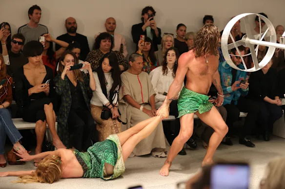 Un mannequin traînant Kirsha Kaechele sur le podium du défilé Iordanes Spyridon Gogos à la Fashion Week australienne.
