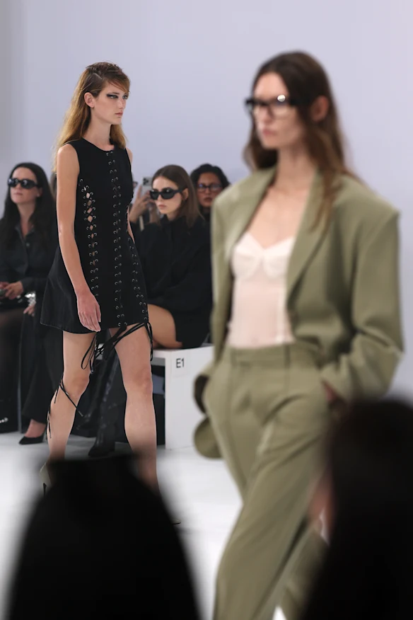 Un costume vert de la créatrice émergente Courtney Zheng à la Fashion Week australienne.
