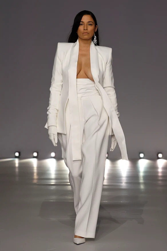Le mannequin Jessica Gome au défilé de la Fashion Week australienne de Mariam Seddiq.