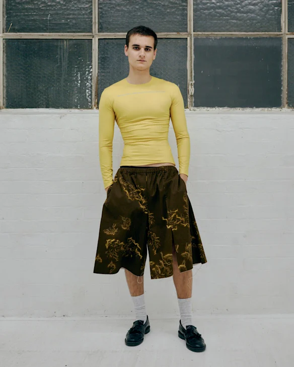 L'acteur de Heartbreak High, Will McDonald, a modélisé les pièces d'Alix Higgins au premier rang de la Fashion Week australienne.