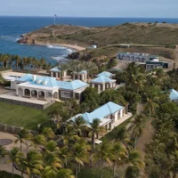 Le milliardaire qui a acheté l’île d’Epstein est assiégé par des intrus