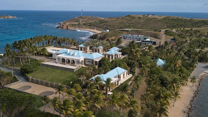 Le milliardaire qui a acheté l’île d’Epstein est assiégé par des intrus