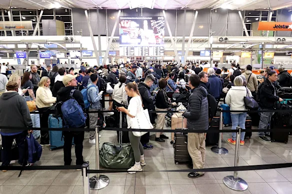 Les passagers font la queue dans la zone d'enregistrement de Jetstar Airways à l'aéroport de Sydney en 2024.