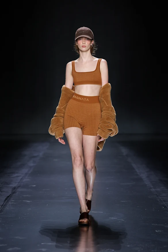 Un mannequin porte Nagnata lors du défilé Resort 26 de la marque à l'Australian Fashion Week.