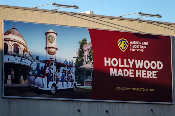 Warner Bros a initialement accepté un rachat de 83 milliards de dollars par Netflix avant que celui-ci ne soit annulé par une offre supérieure de Paramount, contrôlée par le milliardaire Oracle Larry Ellison.