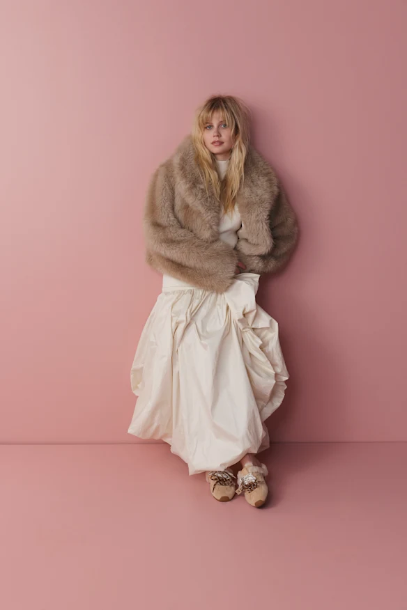 Veste en fausse fourrure Blanca, robe Aje.