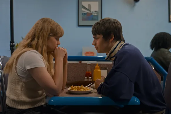 Angourie Rice joue aux côtés de Spike Fearn dans Finding Emily.