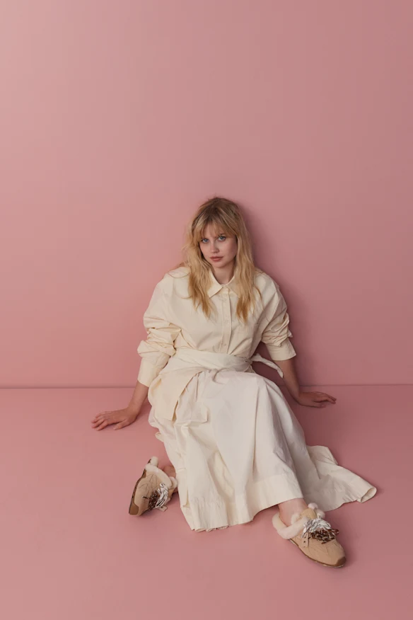 Chemise Helen Kaminski, jupe Zara.