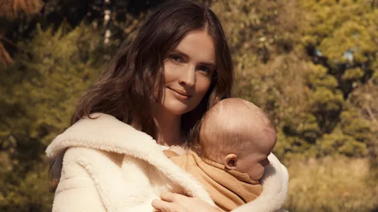 Laura Henshaw, avec bébé Atlas. Laura porte un manteau Max Mara. Robe et bottes Zara. Atlas porte Nature Baby (tout au long).