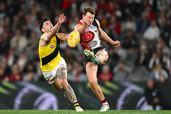 Jack Macrae de St Kilda obtient un coup de pied.
