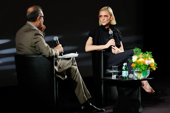   Cate Blanchett s'entretient avec Didier Allouch sur scène lors de l'événement Rendez-vous avec Cate Blanchett à Cannes.