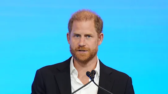 Le prince Harry prononce le discours d'ouverture du sommet InterEdge le troisième jour de son voyage.