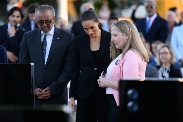 Le directeur général de l'OMS, Tedros Adhanom Ghebreyesus, avec la duchesse de Sussex et Amy Neville, parent et ambassadrice du Réseau des parents.
