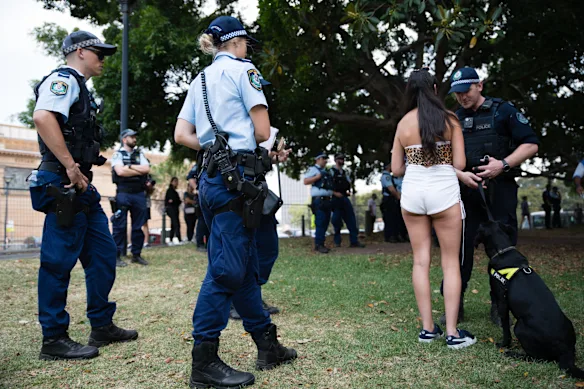 Un participant parle à la police lors du Field Day Festival à Sydney en janvier 2020.