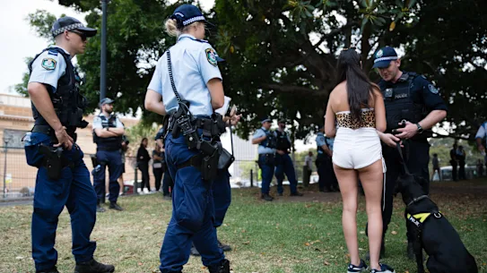 Image d'archive d'un participant et de la police au Field Day Festival à Sydney en janvier 2020.