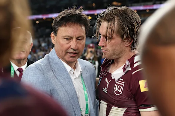 Laurie Daley s'entretient avec le capitaine du Queensland Cameron Munster après le décideur Origin 2025. NSW a perdu le match 24-12. 