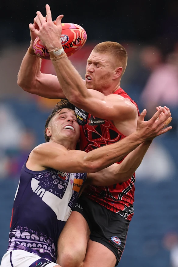 Peter Wright, le ruckman d'Essendon.