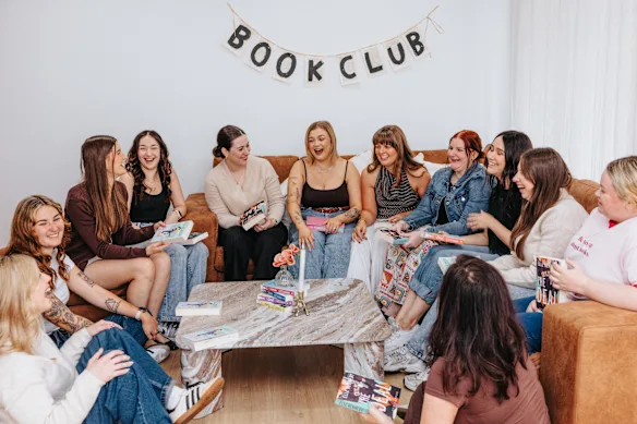 Membres d'un club de lecture romantique de Sydney, de gauche à droite : Larissa Chadwick, Jasmin Billiteri, Allara Bexim, Isabella Razmovski, Victoria Davis, Riarna Marsden, Britney Ray, Kayla Baker, Adriana Inzitari, Reagen McKean, Kristina Blahut et Shania Williams.