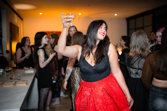 L'écrivaine Laura Roscioli à son « club de lecture (sexy) », organisé dans l'appartement d'une amie à Melbourne.