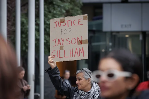 Supporters du pianiste Jayson Gillham à la Cour fédérale.