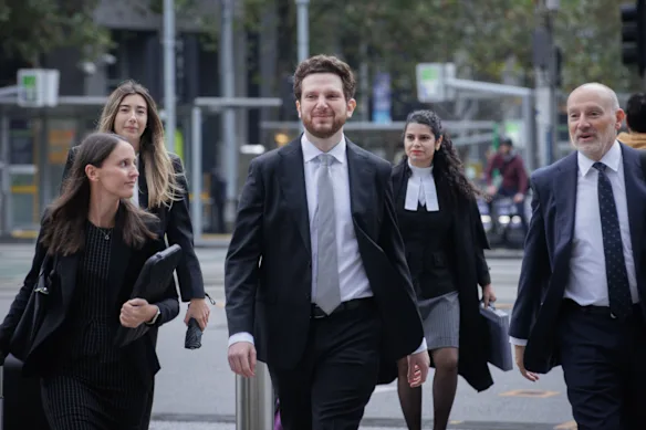 Le pianiste Jayson Gillham arrive à la Cour fédérale pour défendre sa cause contre le MSO.