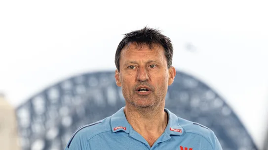 L'entraîneur des NSW Blues, Laurie Daley, annonce son équipe pour le premier match de l'État d'origine.