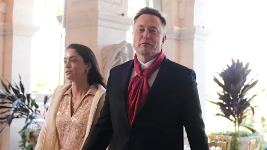 Elon Musk et Shivon Zilis arrivent au Mar-a-Lago Club de Donald Trump plus tôt cette année.