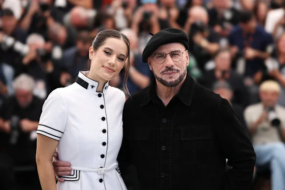 Ella Bleu Travolta, photographiée avec son père John Travolta à Cannes, joue une hôtesse de l'air dans le film.