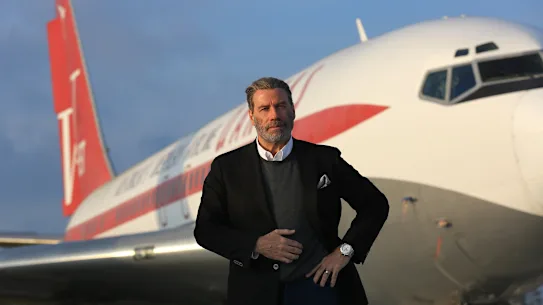 Toujours en attente : John Travolta arrivera en Australie en novembre les mains vides après que des formalités administratives aient empêché son cadeau d'un Boeing 707 Qantas d'époque.