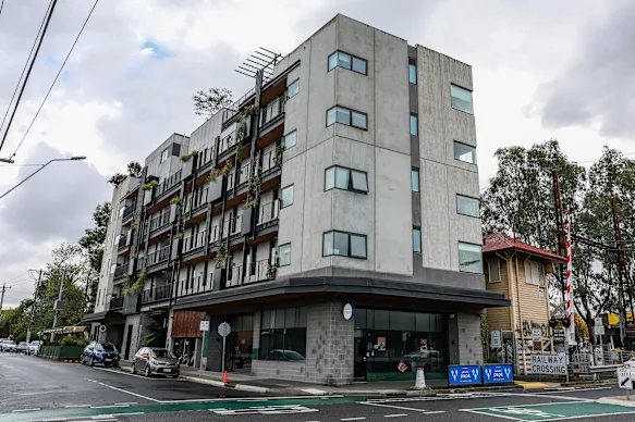 Le développement Nightingale 2.0 près de la gare de Fairfield à Melbourne. Il a été construit sans nécessiter de parking, ce qui permet d'utiliser son rez-de-chaussée pour des points de vente au détail.