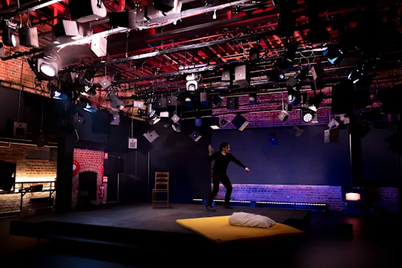 Faire un spectacle solo signifie que toute la pièce est un monologue, note Arundell.