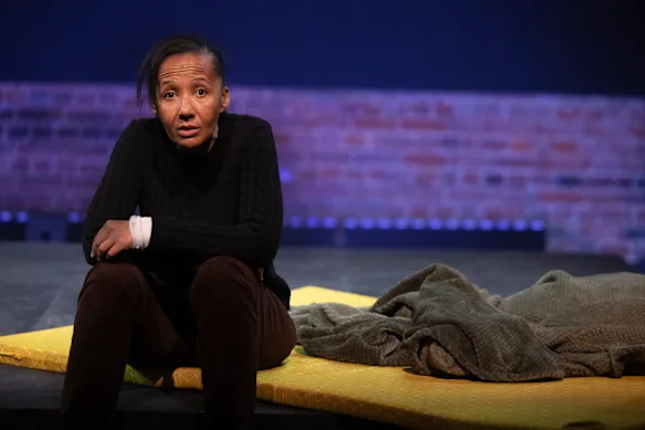 Paula Arundell joue tous les rôles dans une adaptation du court métrage The Birds. 